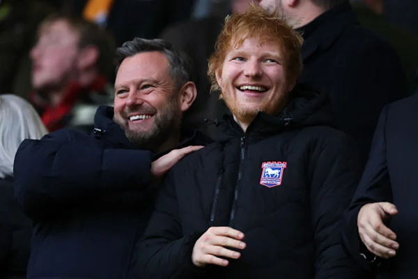 Imagem colorida de Ed Sheeran na torcida - Metrópoles