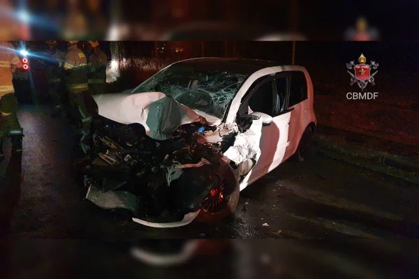 carro branco com a parte da frente toda quebrada