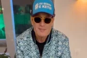 Sérgio Mallandro posa de boné e blusa azuis para as redes sociais