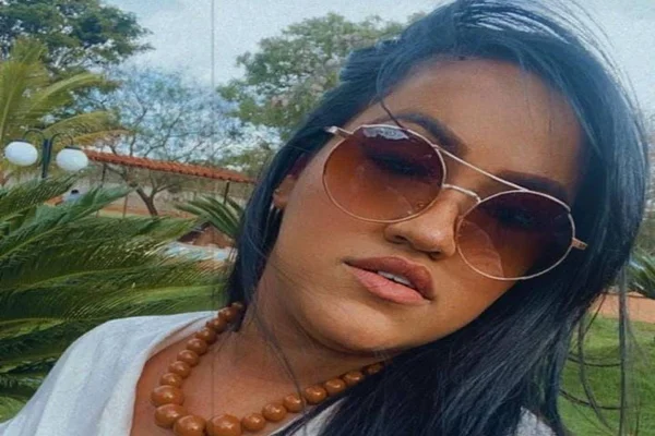 Foto da jovem que morreu prensada entre dois carros em Ceilândia