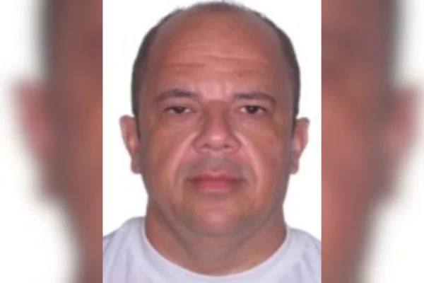 Imagem colorida do empresário Sandro Moretti. Ele é um homem branco e careca - Metrópoles
