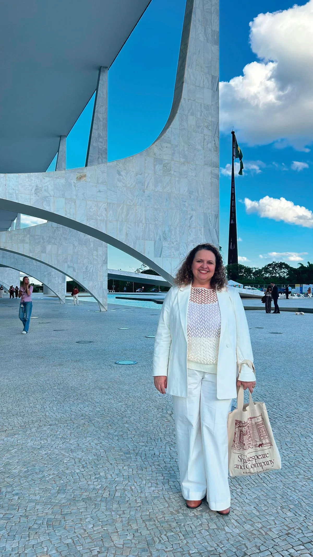 Autora de A Cabeça do Santo, que ultrapassou a marca de 500 mil exemplares vendidos, Oração para Desaparecer, livro de maior destaque da Flip, e Ela Tem Olhos de Céu, vencedor do Prêmio Jabuti na categoria infantil, a também jornalista cearense abre o livro de crônicas citando o medo de ter dito sim para começar a escrever Autora de A Cabeça do Santo, que ultrapassou a marca de 500 mil exemplares vendidos, Oração para Desaparecer, livro de maior destaque da Flip, e Ela Tem Olhos de Céu, vencedor do Prêmio Jabuti na categoria infantil, a também jornalista cearense abre o livro de crônicas citando o medo de ter dito sim para começar a escrever