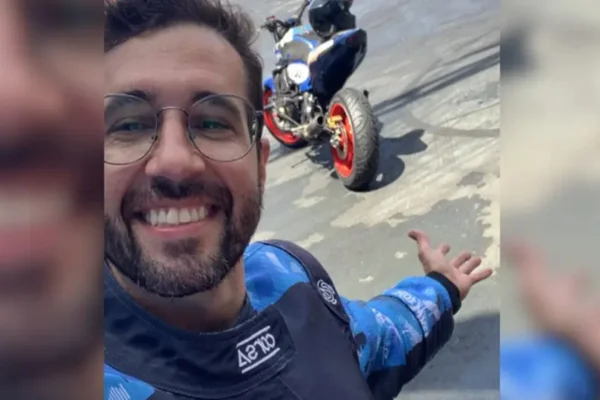 Imagem colorida de homem sorrindo