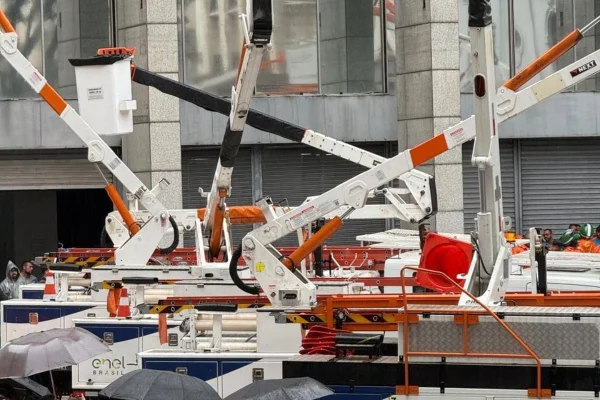 Imagem colorida de equipamentos elétricos; Enel foi multada pela prefeitura de SP - Metrópoles