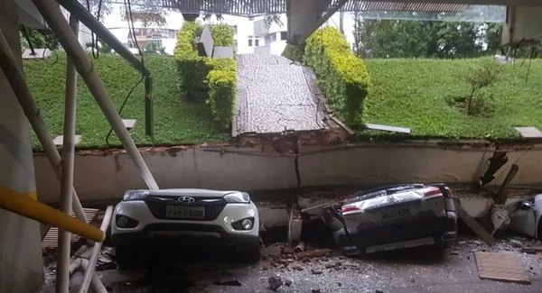 Vídeos mostram momento em que piso desaba sobre garagem na 210 Norte