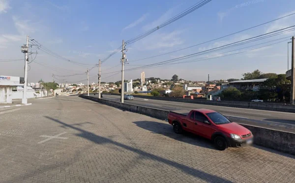 Imagem colorida mostra dia ensolarado em uma rua no Parque São Domingos, onde um bebê foi encontrado morto - Metrópoles