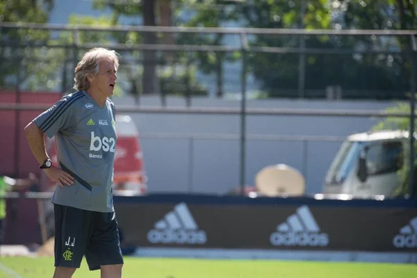 Diego elogia Jorge Jesus: “Quem mais exigiu da equipe até agora”