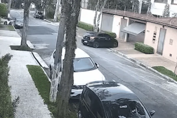 carro suspeitos invadem família mansão matsunaga