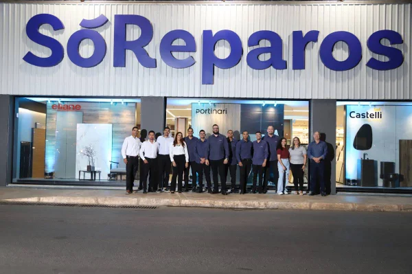 Fotografia colorida mostrando equipe de funcionários da Só Reparos na frente da loja-Metrópoles