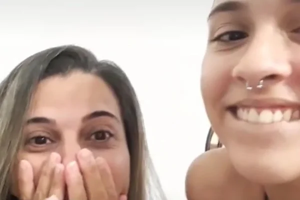 Irmã de Chay Suede raspa os cabelos e grava reação da mãe