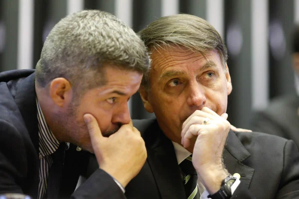Bolsonaro ignora crise do PSL em live de 25 minutos