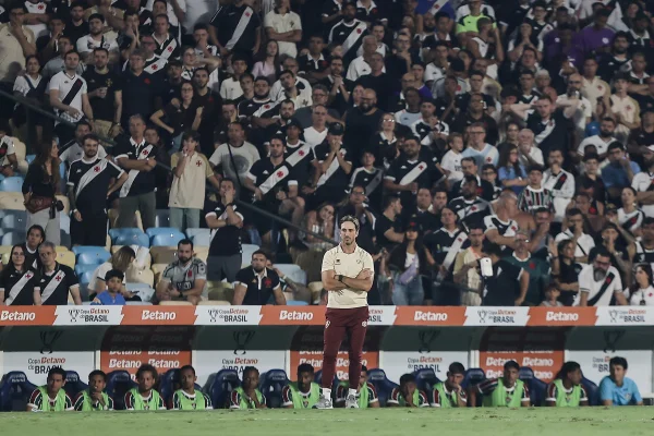 Técnico Luís Zubeldía na beira do gramado no duelo Vasco x Fluminense pela Copa do Brasil
