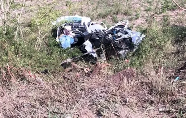 Homem morre e esposa grávida fica ferida em acidente com carreta na Bahia