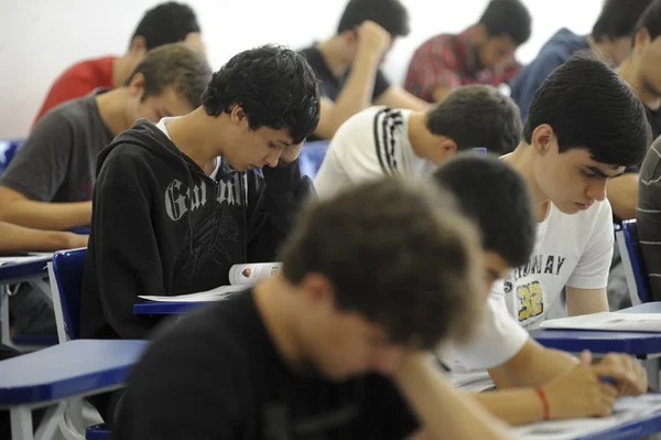 Mais de 50% de alunos de 14 a 17 anos não sabem português e matemática