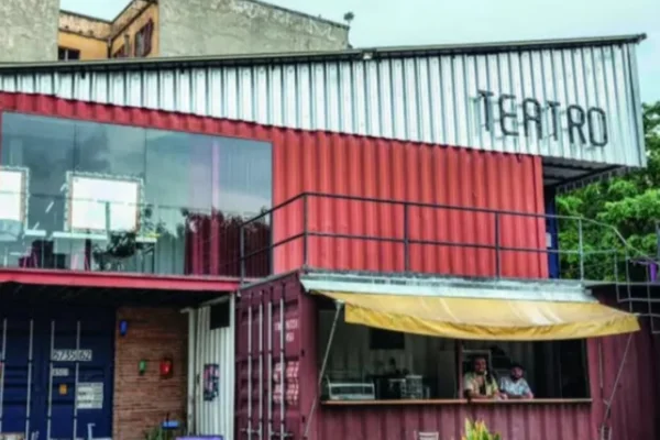 Imagem colorida do Teatro de Contêiner. Metrópoles