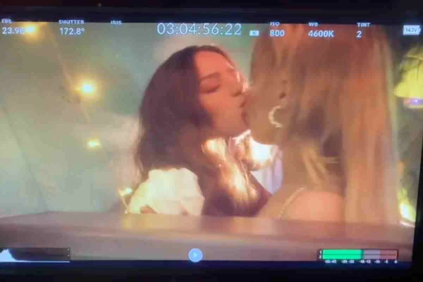 Veja agora! Luísa Sonza e Carol Biazin dão beijão em novo videoclipe