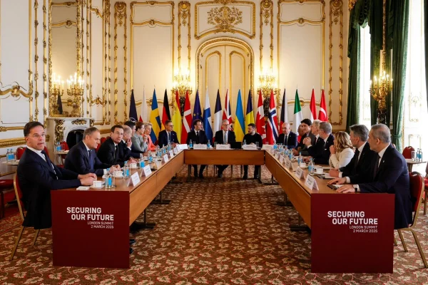 Imagem colorida sobre líderes da Europa se unindo para definir estratégia sobre paz na Ucrânia e aproximação entre EUA e Rússia - Metrópoles