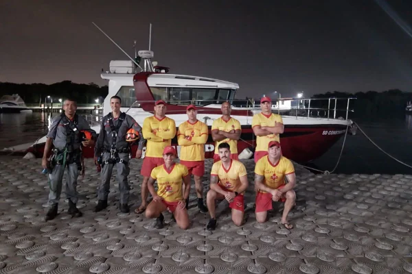 Imagem colorida de equipes da GBmar e da Marinha. Metrópoles