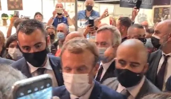 Macron leva ovada em feira de gastronomia, mas ovo não quebra. Veja
