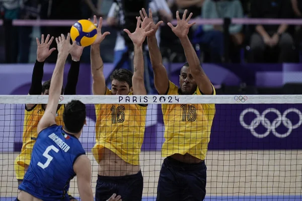 Imagem colorida do confronto entre Brasil e Itália pelo vôlei masculino em Paris 2024- Metrópoles