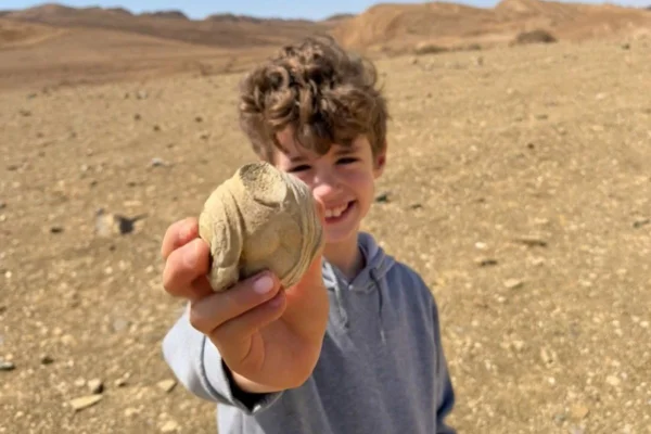 Menino de 8 anos descobre artefato romano de 2 mil anos em Israel