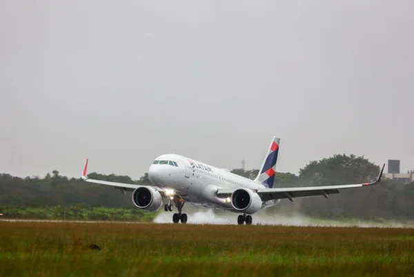 Imagem colorida de avião da Latam que fez o primeiro pouso comercial em Canoas, Rio Grande do Sul - Metrópoles
