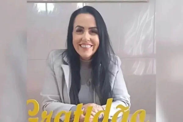 Imagem colorida de candidata do PL que tem jingle "Paula Dentro" - Metrópoles