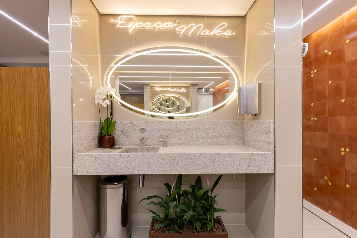 Os sanitários femininos contam com um espaço para maquiagem Os sanitários femininos contam com um espaço para maquiagem