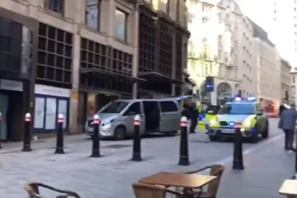 Polícia atira contra homem após esfaqueamento na Ponte de Londres