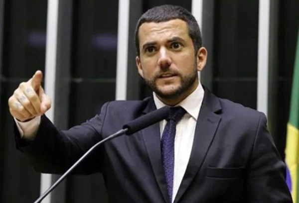 Imagem colorida do Deputado Federal Carlos Jordy 2