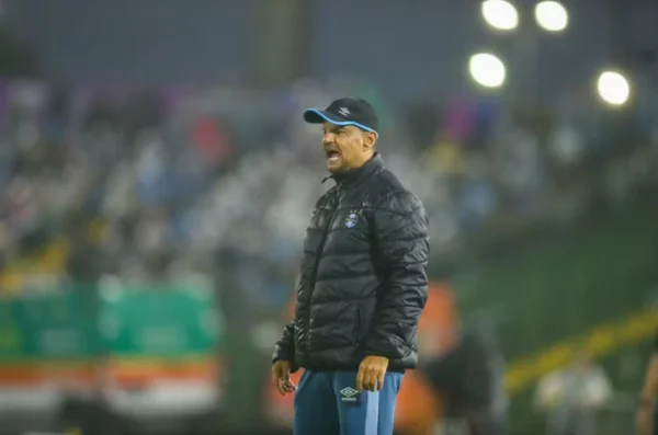 Imagem colorida de auxiliar do Grêmio acusado de violência contra a mulher- MEtrópoles