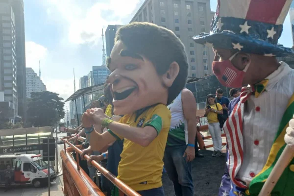 Com cerca de100 pessoas, o ato da direita no Dia do Trabalhador teve como pautas a anistia a Jair Bolsonaro e o apoio a Flávio Bolsonaro - Metrópoles