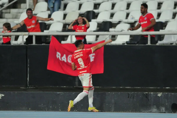 Internacional bate o Botafogo e vantagem do Palmeiras cai para oito pontos