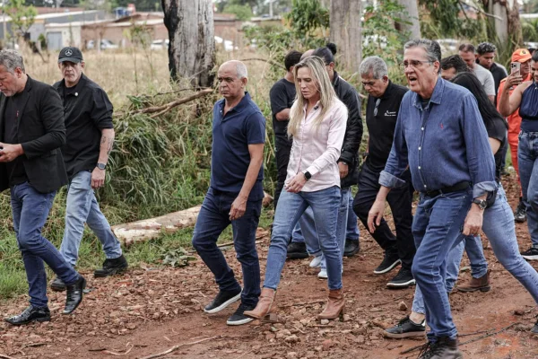 Celina sobrevoa áreas afetadas pela chuva e anuncia força-tarefa de socorro