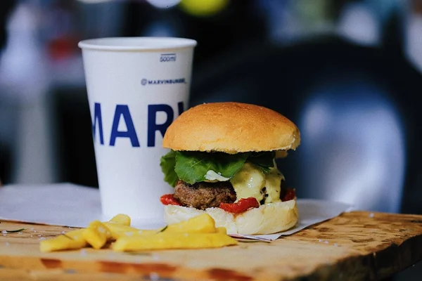 Hamburgueria Marvin reinaugura na Asa Norte com chope de graça