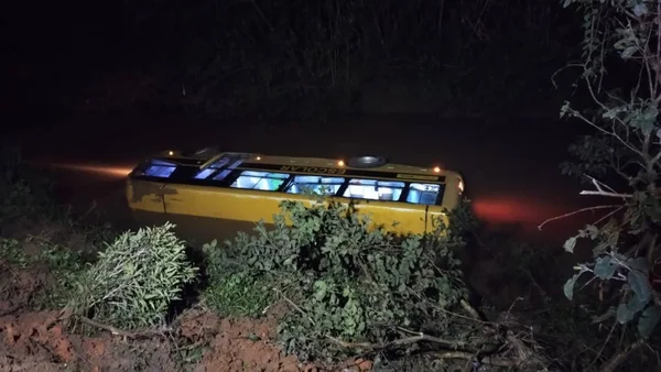 Imagem colorida de ônibus escolar capotado - Metrópoles