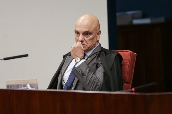“Ação na Justiça não é palhaçada”, diz Moraes em julgamento de Eduardo