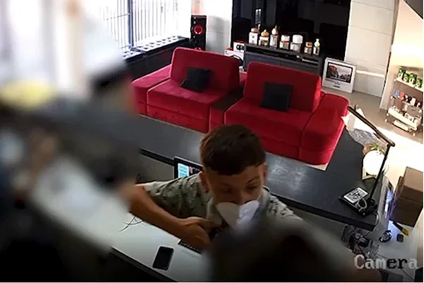 Vídeo mostra ação de assaltante dentro de loja de celulares em Curitiba