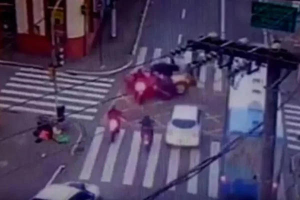 Vídeo flagra atropelamento de motociclista e guarda municipal em SC