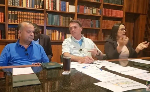 Bolsonaro faz live semanal após viagem a Alagoas