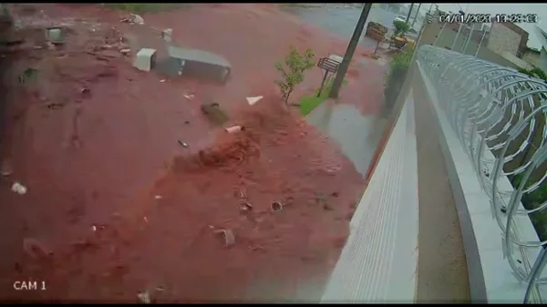 Vídeo: enxurrada provocada por chuvas arrasta até geladeira em MS