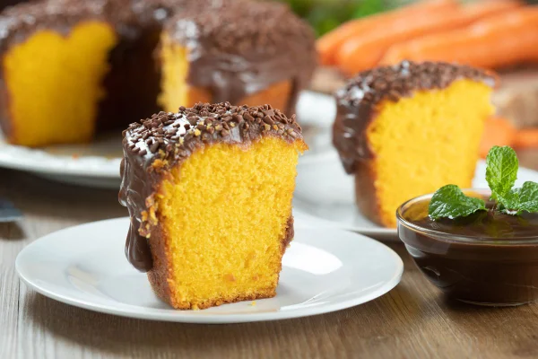 foto colorida bolo de cenoura na air fryer