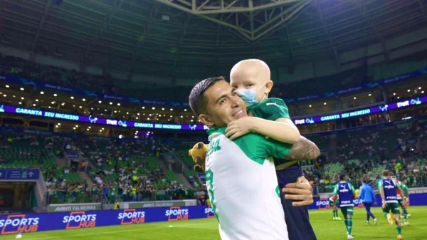 Criança com câncer realiza sonho de ver o Palmeiras e tratamento evolui