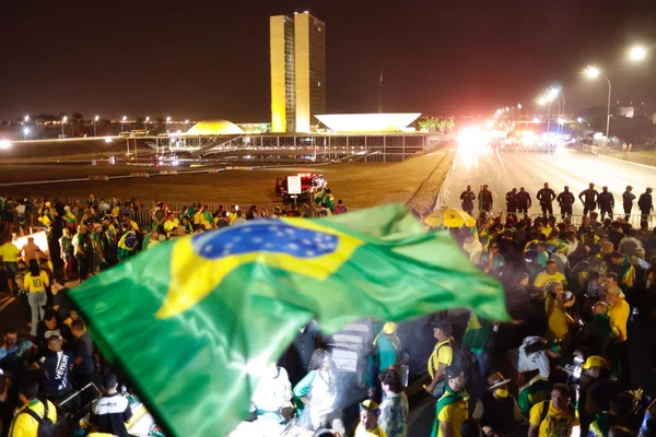 Após romperem bloqueio da PM, manifestantes prometem: “Vamos invadir o STF amanhã”