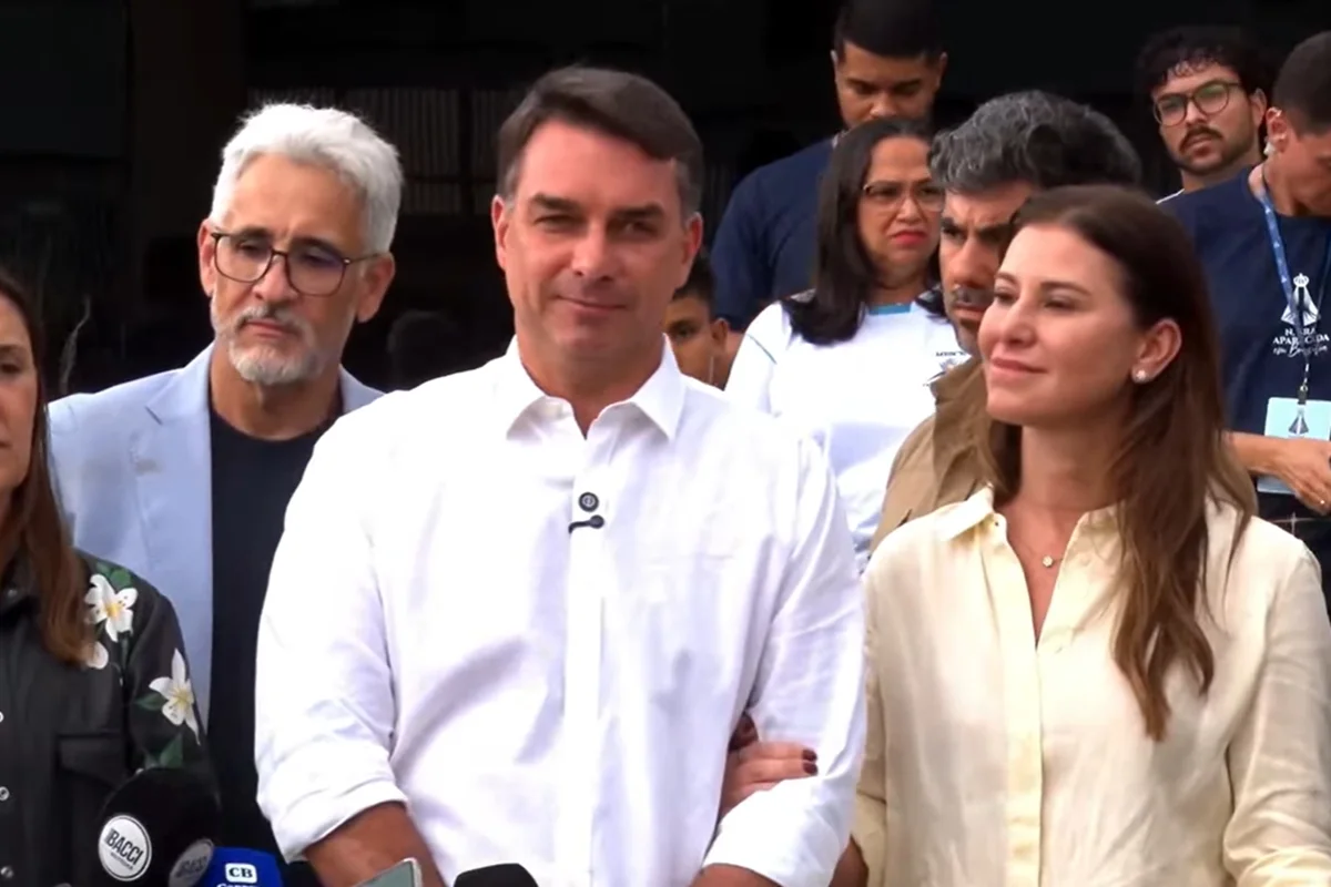 Flávio diz que vai visitar Bolsonaro nesta terça após autorização de Moraes