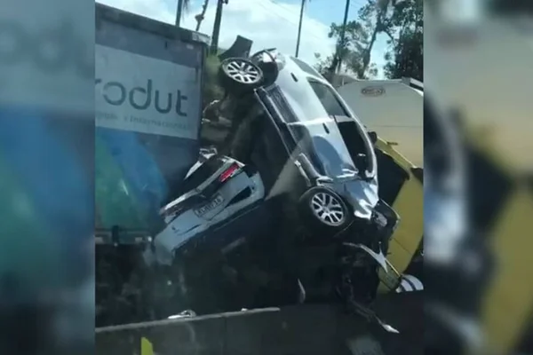 Carros esmagados por caminhão - Metrópoles