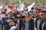 Brasilienses assistem ao desfile de 7 de Setembro na Esplanada dos Ministérios