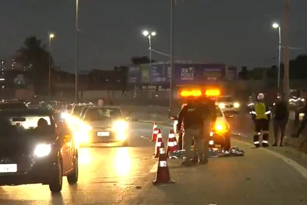 imagem colorida mostra trânsito perto de acidente na rodovia fernão dias - metrópoles