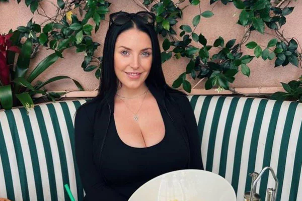 mulher branca de cabelo preto liso sentada em poltrona - metrópoles