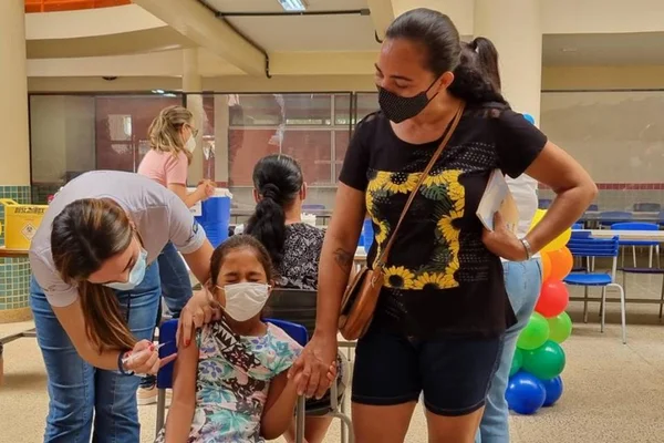 Criança faz cara de choro durante vacinação